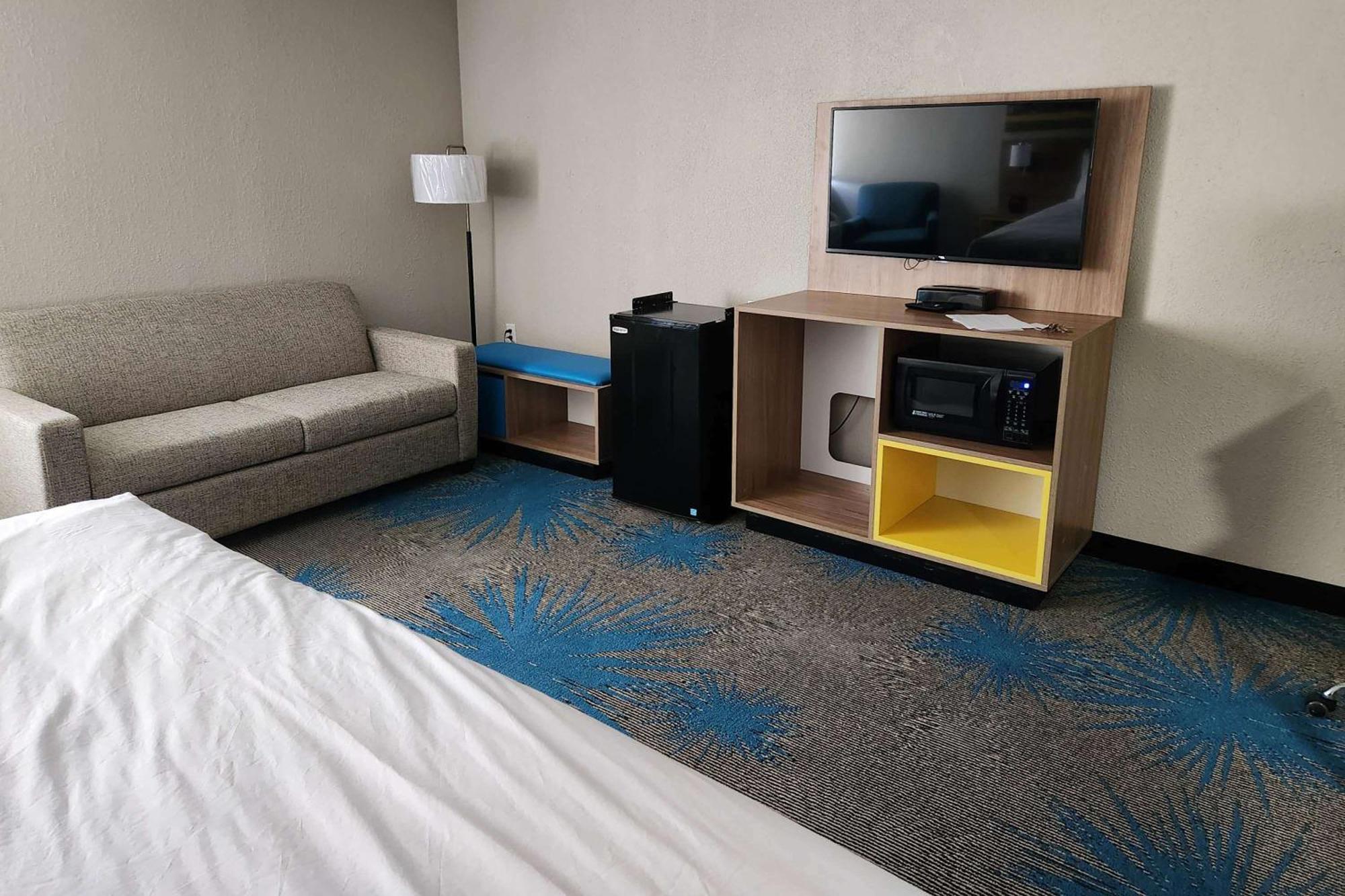 Days Inn By Wyndham Davenport Bagian luar foto