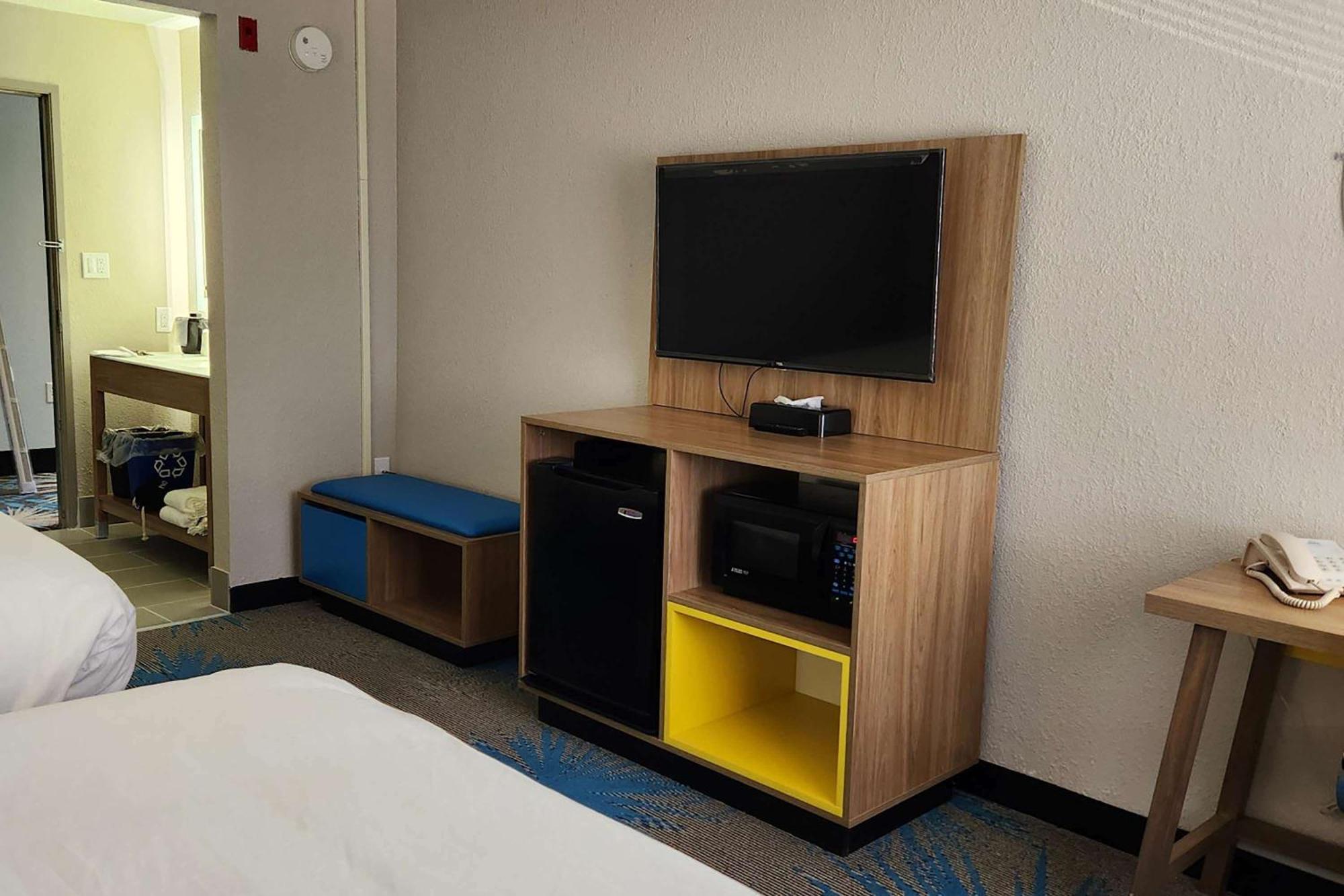 Days Inn By Wyndham Davenport Bagian luar foto