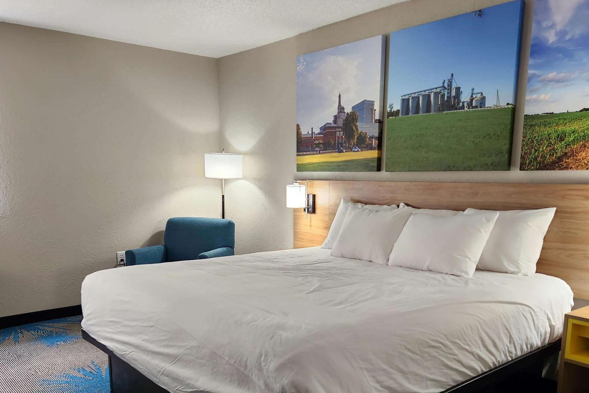 Days Inn By Wyndham Davenport Bagian luar foto